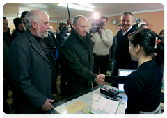 Председатель Правительства Российской Федерации В.В.Путин посетил в якутском поселке Тикси гидрометеорологическую обсерваторию, которая проводит работы в целях комплексного мониторинга климатических изменений|23 августа, 2010|21:49