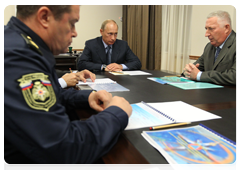 Prime Minister Vladimir Putin meeting with the Governor of the Kamchatka Territory Alexei Kuzmitsky, head of the Far Eastern Department of the Federal Agency for State Reserves Alexander Savchenko and head of the Far Eastern Centre of the Emergencies Ministry Yury Naryshkin|25 august, 2010|14:34