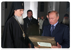 Prime Minister Vladimir Putin presented an icon of St. Nicholas the Miracle-Worker, dating from the mid19th century, to the Life-giving Holy Trinity Cathedral|25 august, 2010|15:53