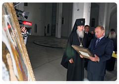 Prime Minister Vladimir Putin presented an icon of St. Nicholas the Miracle-Worker, dating from the mid19th century, to the Life-giving Holy Trinity Cathedral|25 august, 2010|15:53
