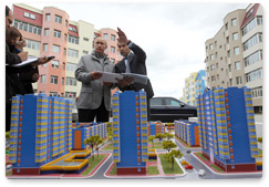 Председатель Правительства России В.В.Путин, находящийся с рабочей поездкой в Петропавловке-Камчатском, побывал в здании местного общежития, а также на строительной площадке, где идет сооружение сейсмоустойчивого жилого района