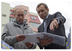 Prime Minister Vladimir Putin visiting the construction site in Petropavlovsk-Kamchatsky, where the new earthquake-proof district is being built|26 august, 2010|14:45