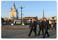 Prime Minister Vladimir Putin goes for a walk along the embankment in Khabarovsk