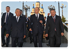 Prime Minister Vladimir Putin walking along the embankment in Khabarovsk|26 august, 2010|16:02