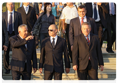 Prime Minister Vladimir Putin walking along the embankment in Khabarovsk|26 august, 2010|16:02