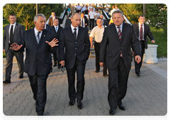 Prime Minister Vladimir Putin walking along the embankment in Khabarovsk|26 august, 2010|16:02