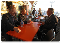 Prime Minister Vladimir Putin and Khabarovsk Territory Governor Vyacheslav Shport stopping by a summer café to buy some cold water|26 august, 2010|16:02