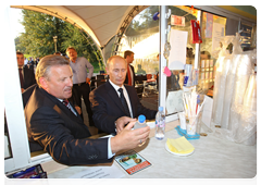 Prime Minister Vladimir Putin and Khabarovsk Territory Governor Vyacheslav Shport stopping by a summer café to buy some cold water|26 august, 2010|16:02