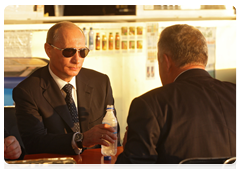 Prime Minister Vladimir Putin and Khabarovsk Territory Governor Vyacheslav Shport stopping by a summer café to buy some cold water|26 august, 2010|16:02