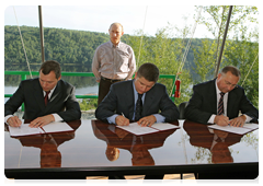 Prime Minister Vladimir Putin attending the signing of agreements on energy produced by the Nizhne-Bureiskaya hydro power station|27 august, 2010|18:04