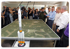 Prime Minister Vladimir Putin perusing information on the progress of work on the Vostochny national cosmodrome|28 august, 2010|12:27