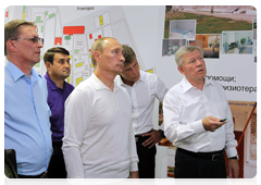 Prime Minister Vladimir Putin perusing information on the progress of work on the Vostochny national cosmodrome|28 august, 2010|12:27