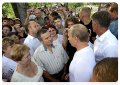 Председатель Правительства Российской Федерации В.В.Путин после совещания встретился с жителями поселка Углегорск Амурской области|28 августа, 2010|18:13