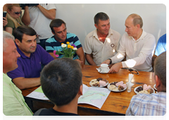 В ходе поездки по трассе «Амур» В.В.Путин на одной из остановок пообщался с водителями-дальнобойщиками|28 августа, 2010|19:20