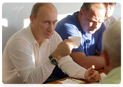 Prime Minister Vladimir Putin speaking with long-haul lorry drivers during a stop on his trip along the Amur Highway|28 august, 2010|19:20