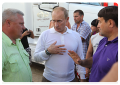 Prime Minister Vladimir Putin speaking with long-haul lorry drivers during a stop on his trip along the Amur Highway|28 august, 2010|19:22