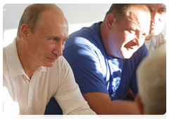 В ходе поездки по трассе «Амур» В.В.Путин на одной из остановок пообщался с водителями-дальнобойщиками|28 августа, 2010|20:06