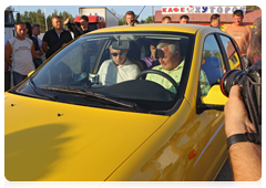 A long-haul driver, Alexander Sakharov, asked Mr Putin to show him the Lada Kalina car he was riding in. Mr Putin suggested he take a test drive|28 august, 2010|20:06