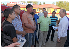 Prime Minister Vladimir Putin speaking with long-haul lorry drivers during a stop on his trip along the Amur Highway|28 august, 2010|20:06