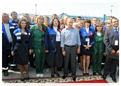 Vladimir Putin posing for pictures with company employees after the opening ceremony of the Russian section of the Russia-China pipeline|29 august, 2010|10:25