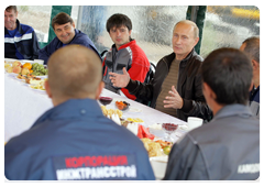 Prime Minister Vladimir Putin speaking with road workers at the Kamdorstroy Amur base (1,371th km of the Amur highway)|29 august, 2010|12:19