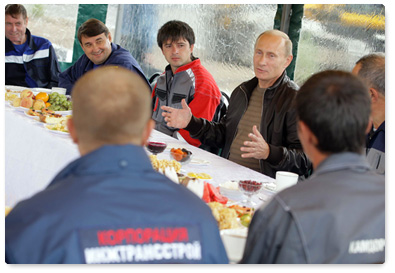 Prime Minister Vladimir Putin speaks with road workers at the Kamdorstroy Amur base (1,371th km of the Amur highway)