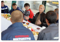 Prime Minister Vladimir Putin speaks with road workers at the Kamdorstroy Amur base (1,371th km of the Amur highway)