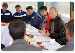 Prime Minister Vladimir Putin speaking with road workers at the Kamdorstroy Amur base (1,371th km of the Amur highway)|29 august, 2010|12:27