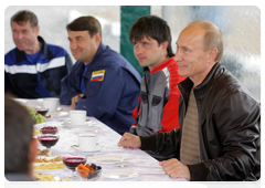 Prime Minister Vladimir Putin speaking with road workers at the Kamdorstroy Amur base (1,371th km of the Amur highway)|29 august, 2010|12:27