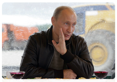 Председатель Правительства Российской Федерации В.В.Путин побеседовал с дорожными строителями на территории базы ООО «Камдорстрой Амур» (1371-й км трассы «Амур»)|29 августа, 2010|12:29