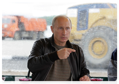 Председатель Правительства Российской Федерации В.В.Путин побеседовал с дорожными строителями на территории базы ООО «Камдорстрой Амур» (1371-й км трассы «Амур»)|29 августа, 2010|12:29