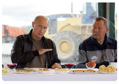 Prime Minister Vladimir Putin speaking with road workers at the Kamdorstroy Amur base (1,371th km of the Amur highway)|29 august, 2010|12:29