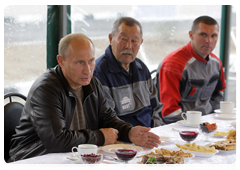 Председатель Правительства Российской Федерации В.В.Путин побеседовал с дорожными строителями на территории базы ООО «Камдорстрой Амур» (1371-й км трассы «Амур»)|29 августа, 2010|12:30