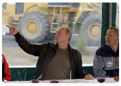 Prime Minister Vladimir Putin speaking with road workers at the Kamdorstroy Amur base (1,371th km of the Amur highway)|29 august, 2010|12:30