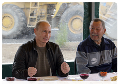 Prime Minister Vladimir Putin speaking with road workers at the Kamdorstroy Amur base (1,371th km of the Amur highway)|29 august, 2010|12:30
