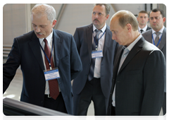 Prime Minister Vladimir Putin at Gazprom’s VNIIGaz research institute, viewing latest developments in gas industry|3 august, 2010|17:25