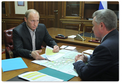 Prime Minister Vladimir Putin holds a working meeting with the Governor of Moscow Region Boris Gromov