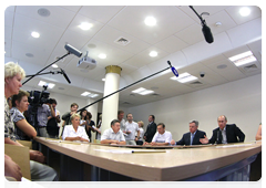 Prime Minister Vladimir Putin talking with residents in the village of Mokhovoye, Lukhovitsy district, Moscow Region, who have been affected by the fires|3 august, 2010|18:39