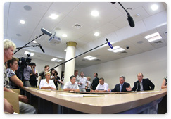 Prime Minister Vladimir Putin meets with residents of the village of Mokhovoye, Lukhovitsy district, Moscow Region, who have been affected by the fires