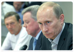 Prime Minister Vladimir Putin talking with residents in the village of Mokhovoye, Lukhovitsy district, Moscow Region, who have been affected by the fires|3 august, 2010|18:41