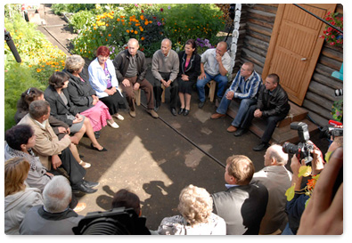 Prime Minister Vladimir Putin, on a working trip to the Trans-Baikal Territory, talks to residents of the Aksyonovo-Zilovskoye village