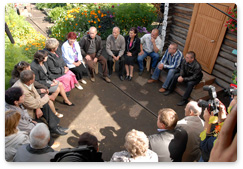 Prime Minister Vladimir Putin, on a working trip to the Trans-Baikal Territory, talks to residents of the Aksyonovo-Zilovskoye village