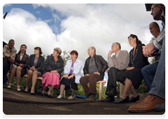 Prime Minister Vladimir Putin talking to residents of the Aksyonovo-Zilovskoye village|30 august, 2010|12:29