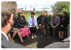 Prime Minister Vladimir Putin talking to residents of the Aksyonovo-Zilovskoye village|30 august, 2010|12:29