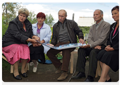 Prime Minister Vladimir Putin talking to residents of the Aksyonovo-Zilovskoye village|30 august, 2010|12:29