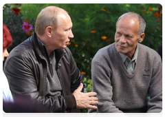 Prime Minister Vladimir Putin talking to residents of the Aksyonovo-Zilovskoye village|30 august, 2010|12:29