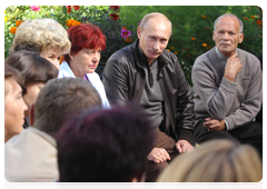 Председатель Правительства Российской Федерации В.В.Путин побеседовал с жителями забайкальского поселка Аксеново-Зиловское|30 августа, 2010|12:29