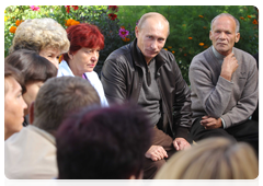 Prime Minister Vladimir Putin talking to residents of the Aksyonovo-Zilovskoye village|30 august, 2010|12:29