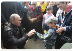 Prime Minister Vladimir Putin talking to residents of the Aksyonovo-Zilovskoye village|30 august, 2010|12:52