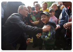 Prime Minister Vladimir Putin talking to residents of the Aksyonovo-Zilovskoye village|30 august, 2010|12:52